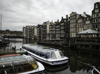 Nehir teknelerle Amsterdam kanal