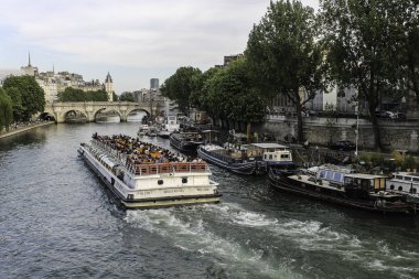 Seine Nehri turistik tekne 