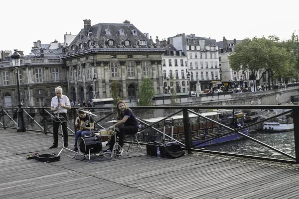 Μουσικοί που παίζουν σε γέφυρα — Φωτογραφία Αρχείου