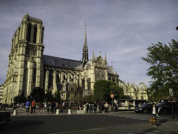 Mensen in de buurt van Notre-Dame de Paris — Stockfoto