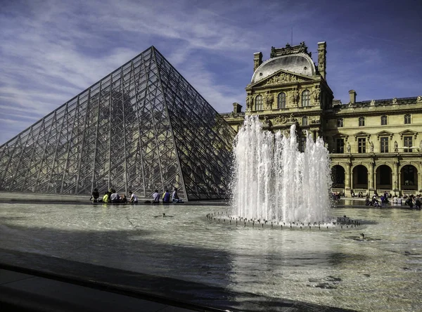 Pirâmide do Louvre perto da fonte — Fotografia de Stock