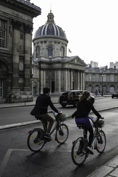 Pessoas andando de bicicleta perto do Institut de France — Fotografia de Stock