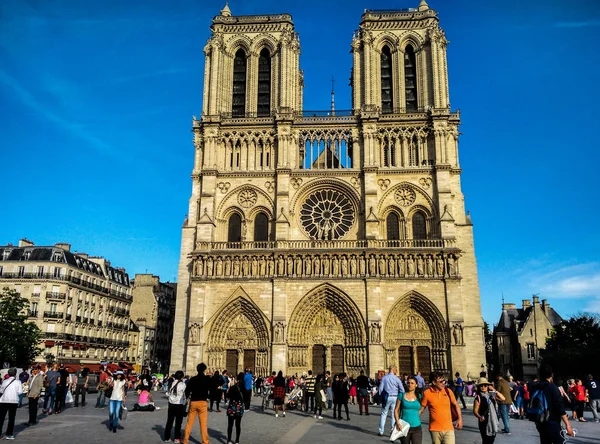 Pessoas caminhando perto de Notre-Dame de Paris — Fotografia de Stock
