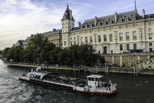 Toeristische boot in de rivier de Seine — Stockfoto
