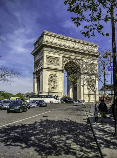 Personnes et voitures près de Arc de Triomphe — Photo