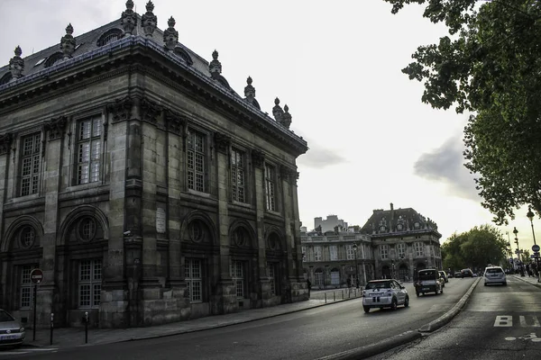 Auto su strada con edifici di architettura gotica — Foto Stock