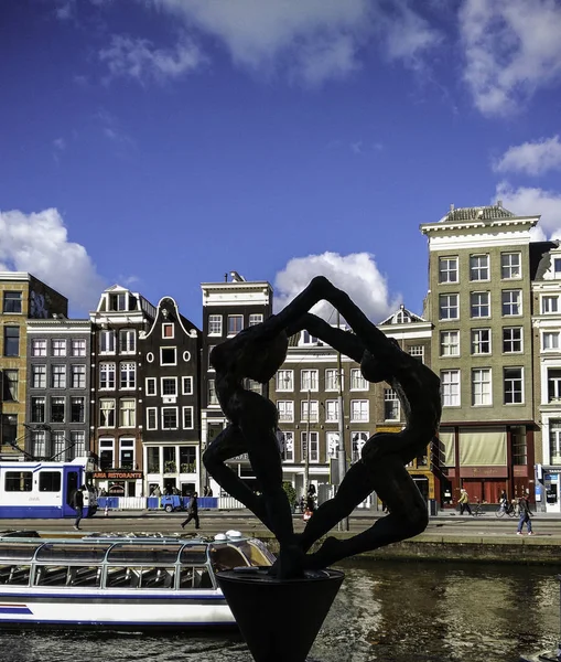 Skulptur eines Paares am Kanal lizenzfreie Stockfotos