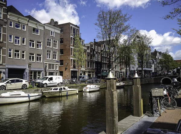 Barche fluviali nel canale di Amsterdam Foto Stock