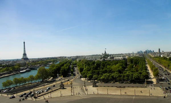 Paisagem urbana com zona verde em Paris — Fotografia de Stock