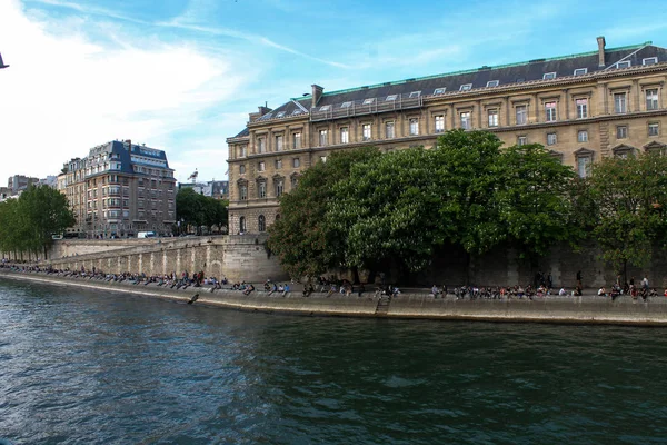 Het platform in de buurt van de rivier de Seine — Stockfoto