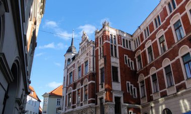 yarı ahşap binalar yakınındaki eski kast