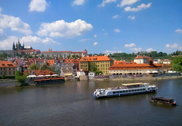 Kreuzfahrtschiffe auf dem Fluss — Stockfoto