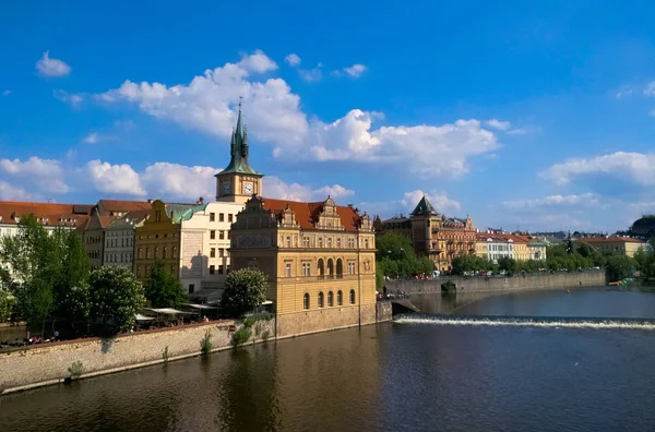 Alte Architektur am Kai in der Nähe des Flusses — Stockfoto