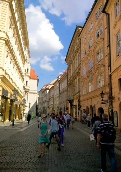 Pessoas andando na rua da cidade velha — Fotografia de Stock