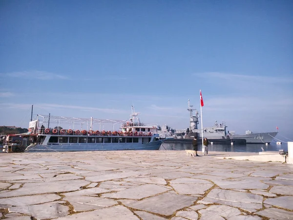 Navires sur jetée de mer calme — Photo