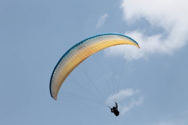 yamaç paraşütü sailwing gökyüzünde