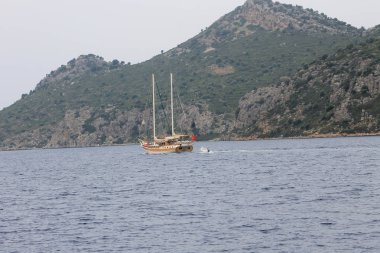 Akdeniz kıyı yelken gemi