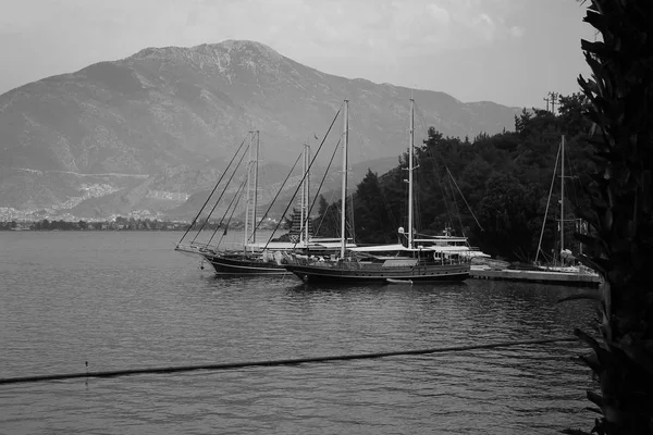 Маунтовані яхти над приморським містом — стокове фото