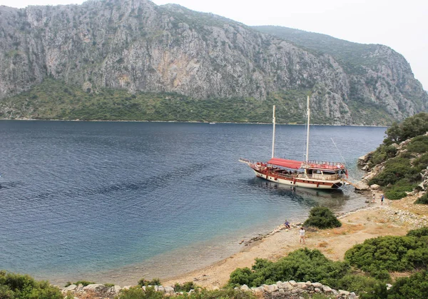 Schip in rust op zand oever — Stockfoto