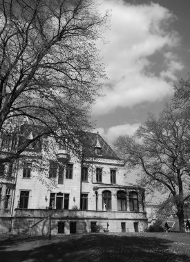 Küçük çayır ile eski konak 