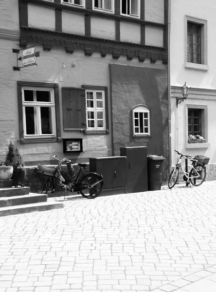 Jízdní kolo zaparkované autentické budovy — Stock fotografie
