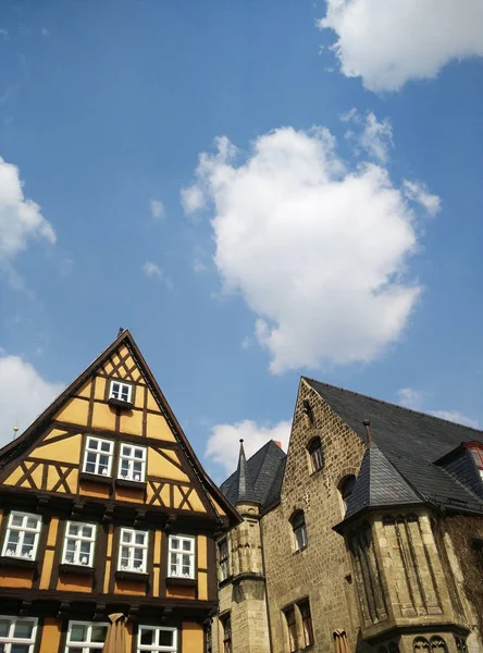 Фасади старих будівель з хмарним небом — стокове фото
