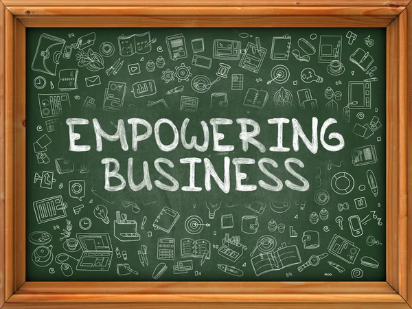 ビジネスのエンパワーメント - グリーンの黒板に描かれた手. — ストック写真