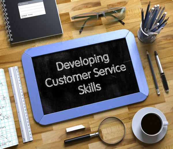 Klein schoolbord met het ontwikkelen van Customer service skills. 3d. — Stockfoto