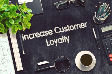 Black Chalkboard'da Müşteri Sadakatini Artırın. 3d Rendering.