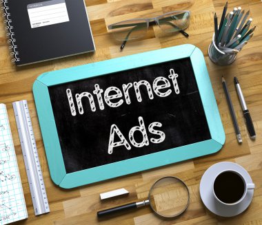 Internet reklam konsepti ile küçük kara tahta. 3D.