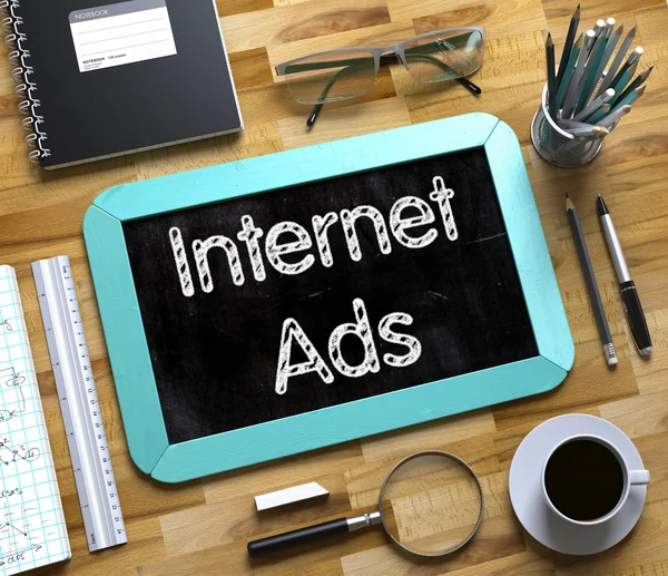 Pequeña pizarra con concepto de anuncios en Internet. 3D . — Foto de Stock
