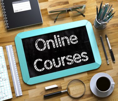 Küçük kara tahta üzerinde online kurslar. 3D.