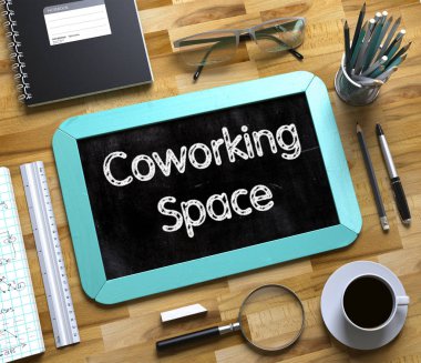 Space - metin küçük kara tahta üzerinde coworking. 3D.