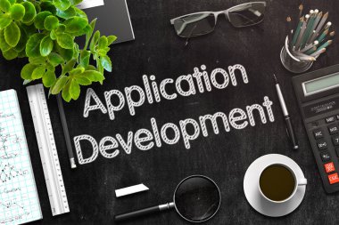 Uygulama geliştirme Siyah Kara tahta üzerinde. 3D render.