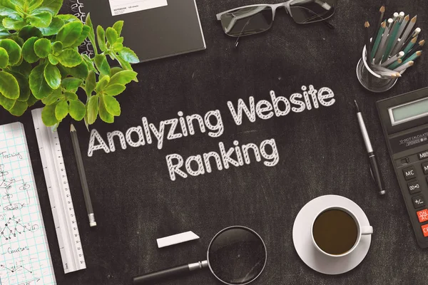 Analisando Ranking Website em Black Chalkboard. Renderização 3D . — Fotografia de Stock