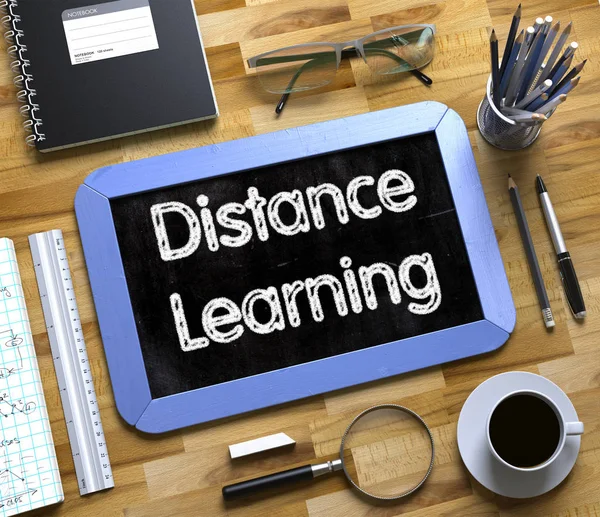 Pequeña pizarra con concepto de aprendizaje a distancia. 3D . — Foto de Stock