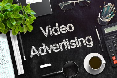 Video reklam konsepti üzerine siyah yazı tahtası. 3D render.