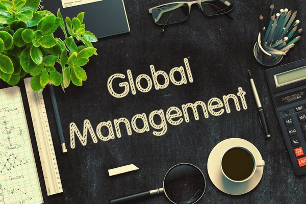 Global Management - tekst op zwart schoolbord. 3D-rendering. — Stockfoto