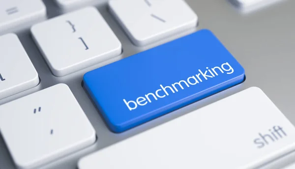 Benchmarking - tekst na niebieski klawisz. 3D. — Zdjęcie stockowe