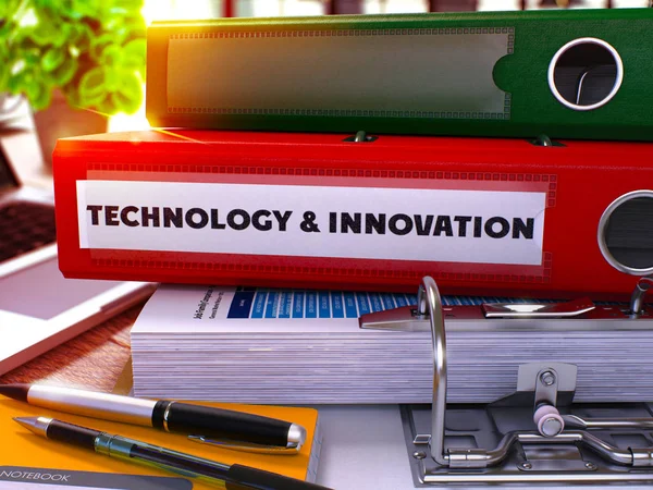 Червоні кільця пов'язує з написом технології та інновації. — стокове фото