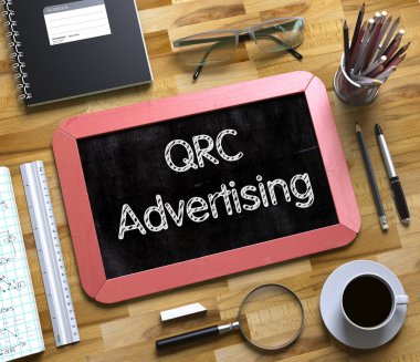 Küçük kara tahta Qrc reklam konsepti ile. 3D.