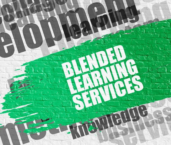 Blended-Learning-Angebote an der weißen Wand. — Stockfoto