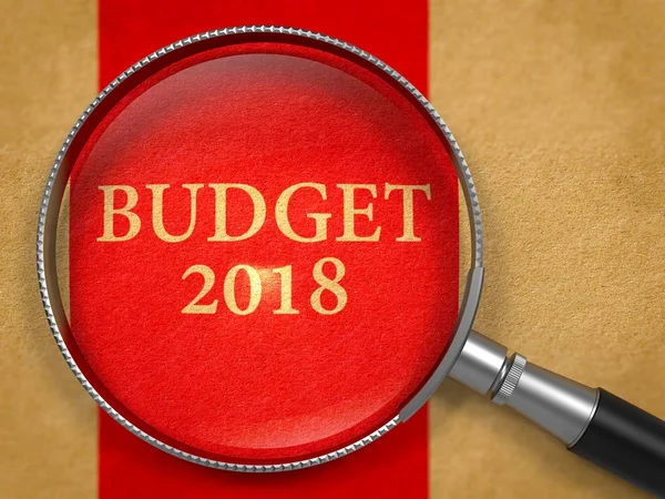 预算2018概念通过放大镜。3d. — 图库照片
