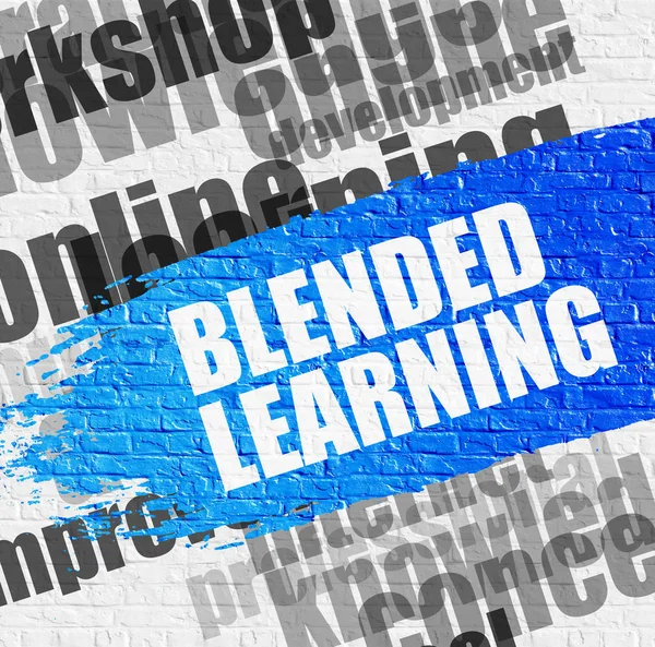 Blended Learning an der Ziegelwand. — Stockfoto