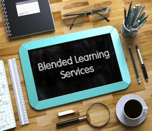 Blended Learning Services op kleine schoolbord. 3D — Stockfoto