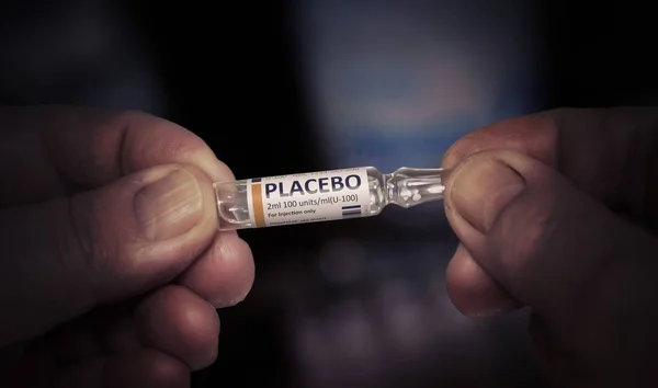 Injectie van Placebo Glass Ampul. Zorgen voor de gezondheid van ouderen. — Stockfoto