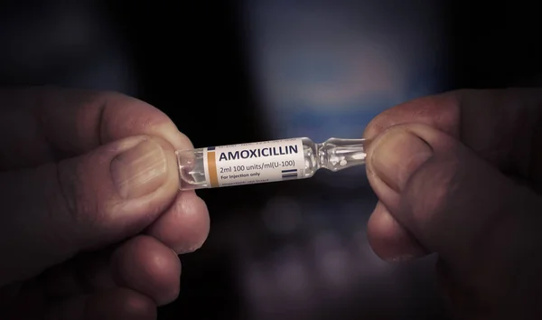 Kyiv, Ukraine-Dezember 2019: Injektion von Amoxicillin-Glasampulle. — Stockfoto