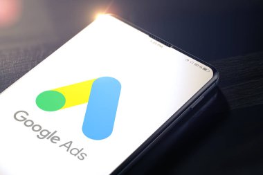 Cep telefonu ekranındaki Google ilanları. 3D Sosyal Uygulama Konsepti KYIV, UKRAINE-JANUARY, 2020.
