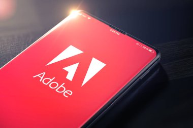 KYIV, UKRAINE-JANUARY, 2020: Smartphone Screen 'de Adobe. Üç Boyut.