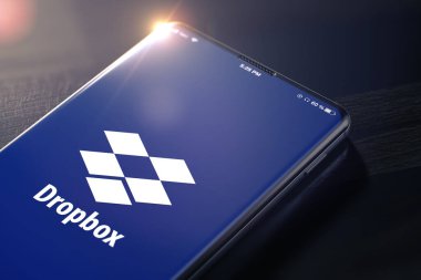 KYIV, UKRAINE-JANUARY, 2020: Akıllı Telefon ekranında dropbox. 3D Sosyal Uygulama Kavramı